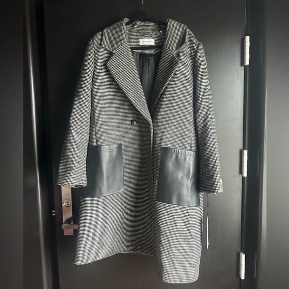 Calvin Klein
Faux-Leather-Pocket Houndstooth Maxi Coat - Picture 8 of 15